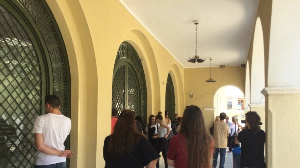 Ζάκυνθος: «Είσαι ο ήρωάς μας, είμαστε μαζί σου» φώναζαν στον 26χρονο πατροκτόνο (βίντεο)